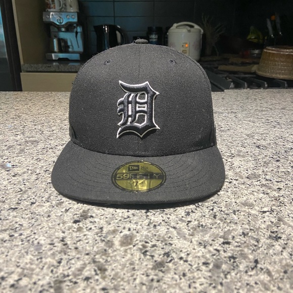 New Era Black Tigers Hat - Picture 1 of 5